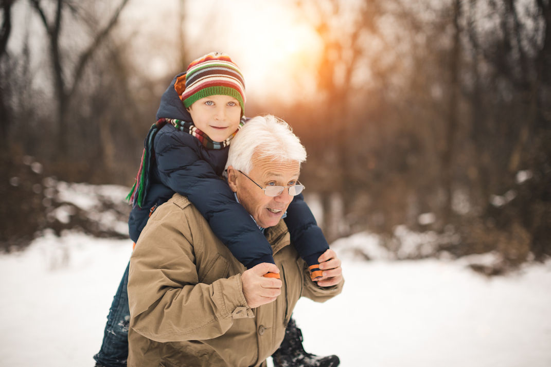 Grand-père avec son petit-fils en hiver